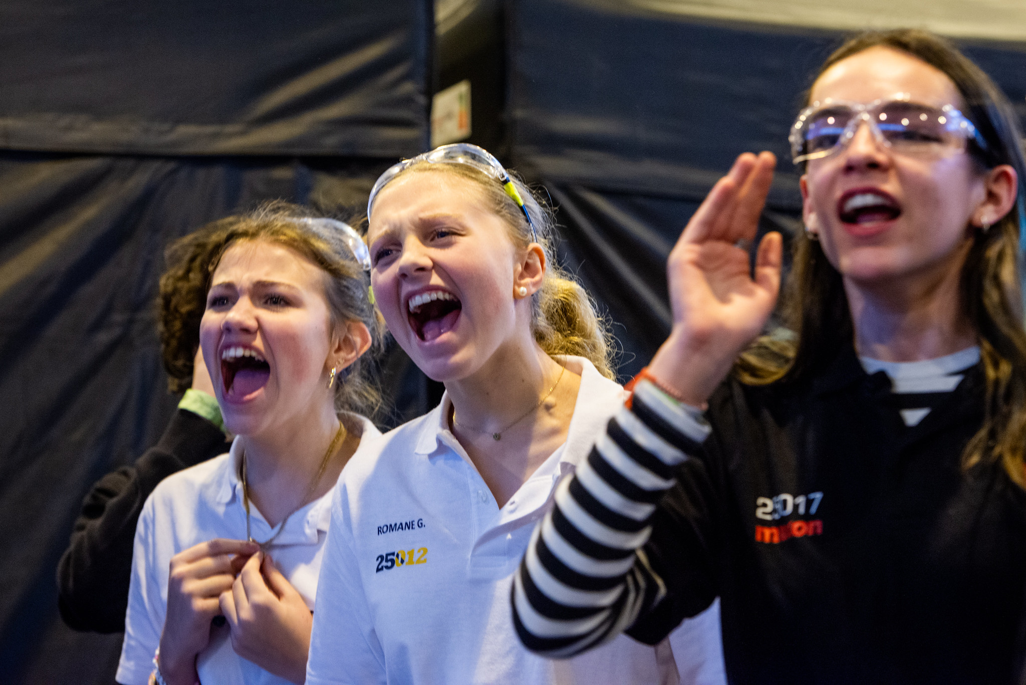 Membres de l'équipe encourageant leurs équipiers